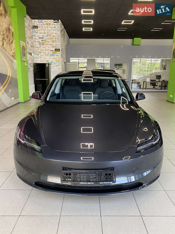 Седан Tesla Model 3 2024 в 