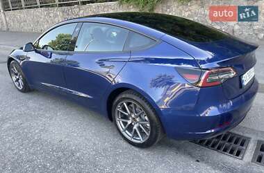 Седан Tesla Model 3 2022 в 