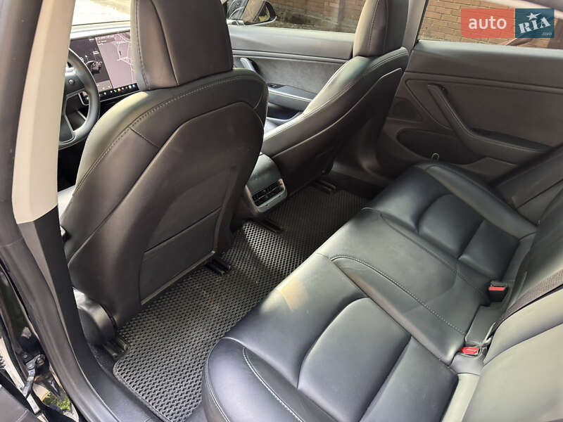 Седан Tesla Model 3 2019 в Львові