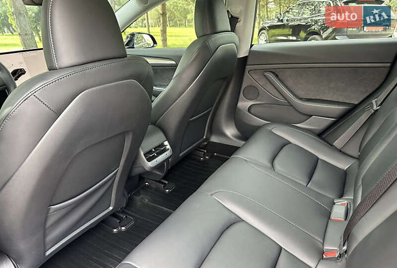 Седан Tesla Model 3 2023 в Івано-Франківську