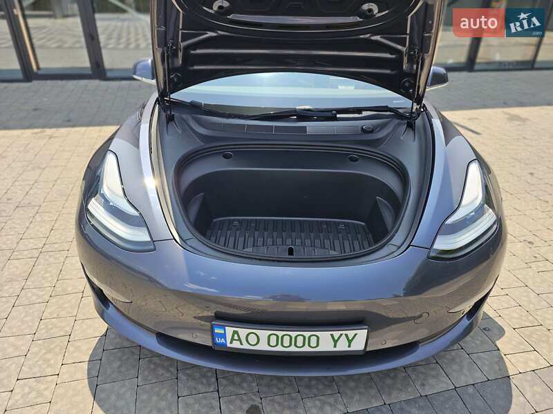 Седан Tesla Model 3 2020 в Ужгороді