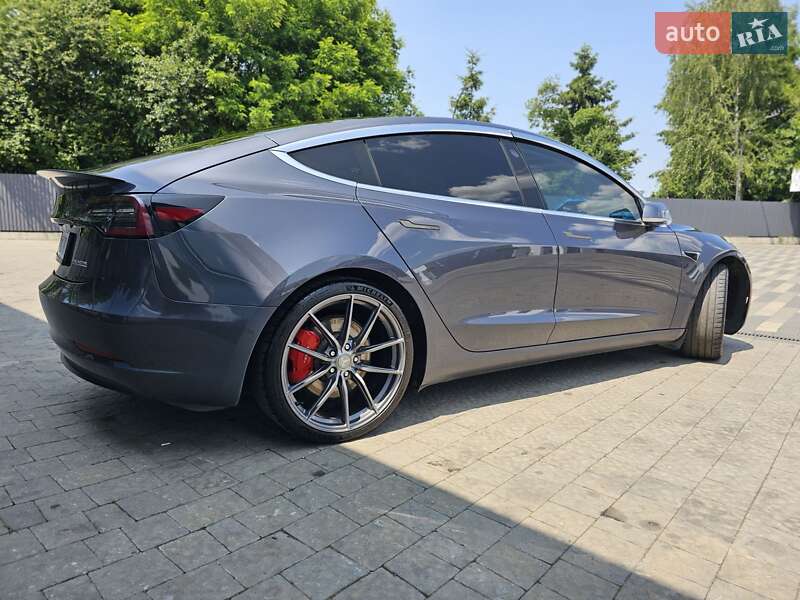 Седан Tesla Model 3 2020 в Ужгороді