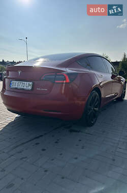 Седан Tesla Model 3 2022 в 