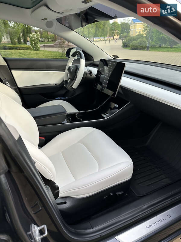 Седан Tesla Model 3 2019 в Прилуках