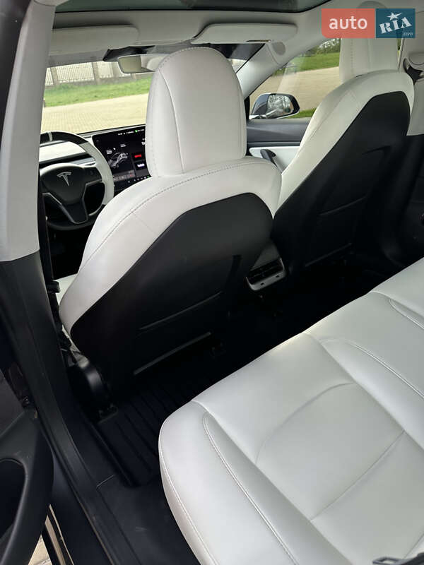 Седан Tesla Model 3 2019 в Прилуках