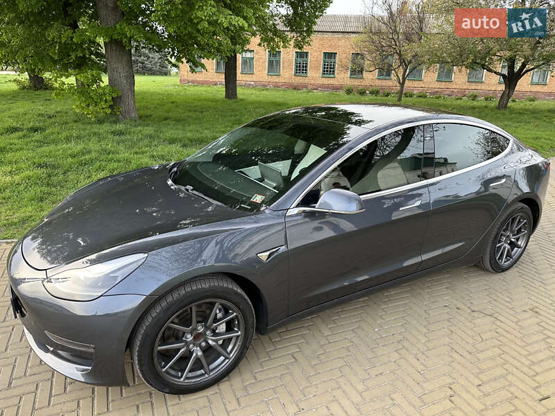 Седан Tesla Model 3 2019 в Прилуках