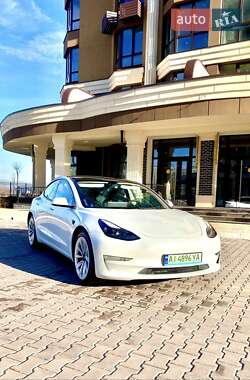 Седан Tesla Model 3 2022 в 