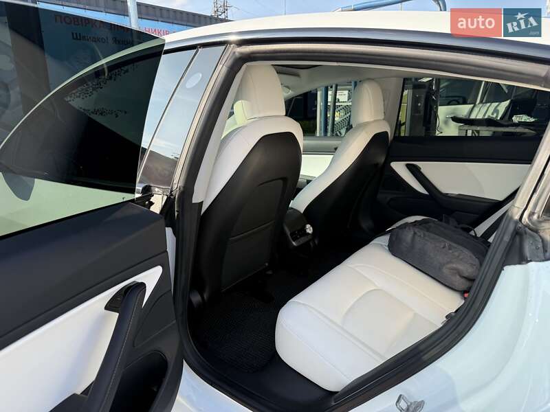 Седан Tesla Model 3 2018 в Виннице