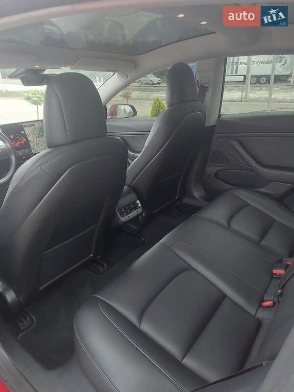 Седан Tesla Model 3 2018 в Львове