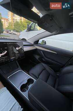 Седан Tesla Model 3 2021 в 