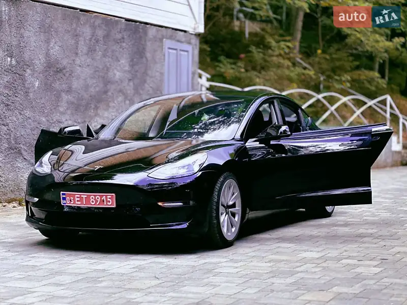 Седан Tesla Model 3 2022 в 