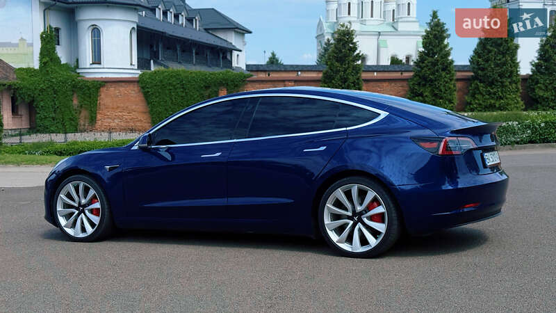 Седан Tesla Model 3 2019 в Володимирі