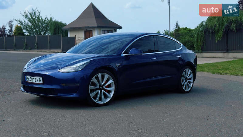 Седан Tesla Model 3 2019 в Володимирі