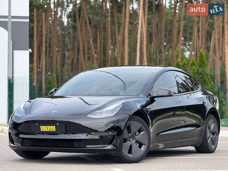 Седан Tesla Model 3 2022 в 