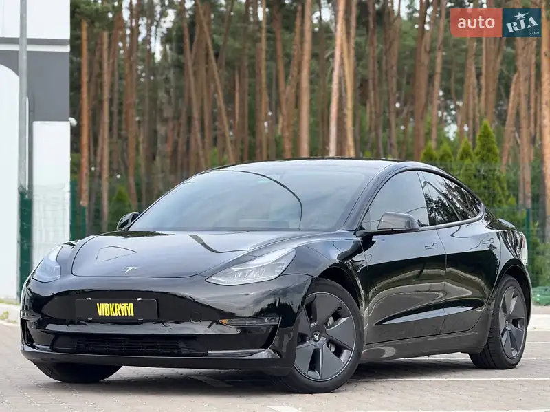 Седан Tesla Model 3 2022 в 
