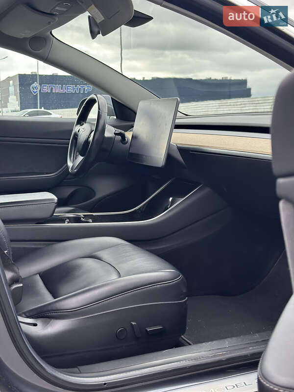 Седан Tesla Model 3 2018 в Львове