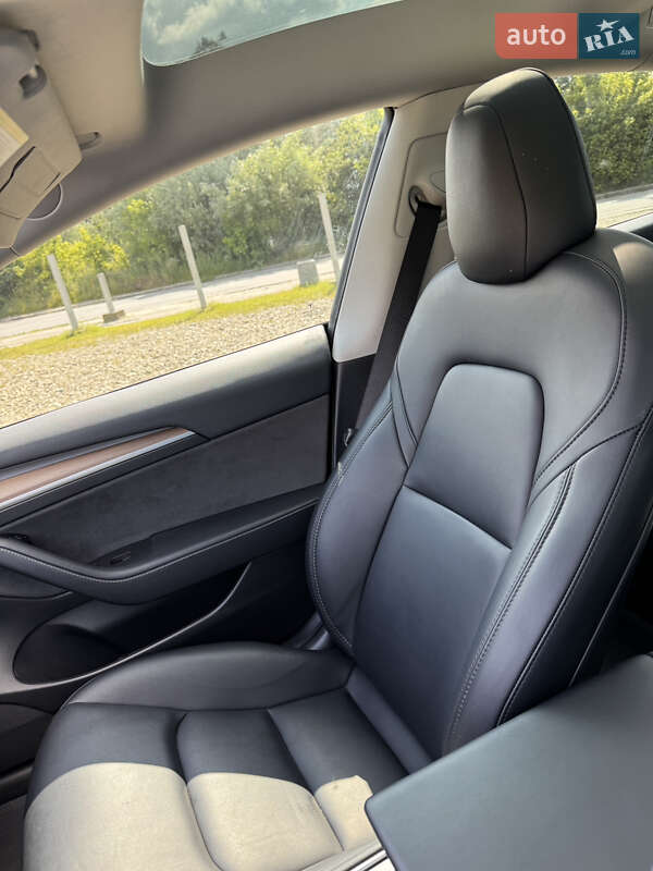 Седан Tesla Model 3 2022 в Трускавце