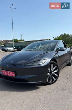Седан Tesla Model 3 2024 в 