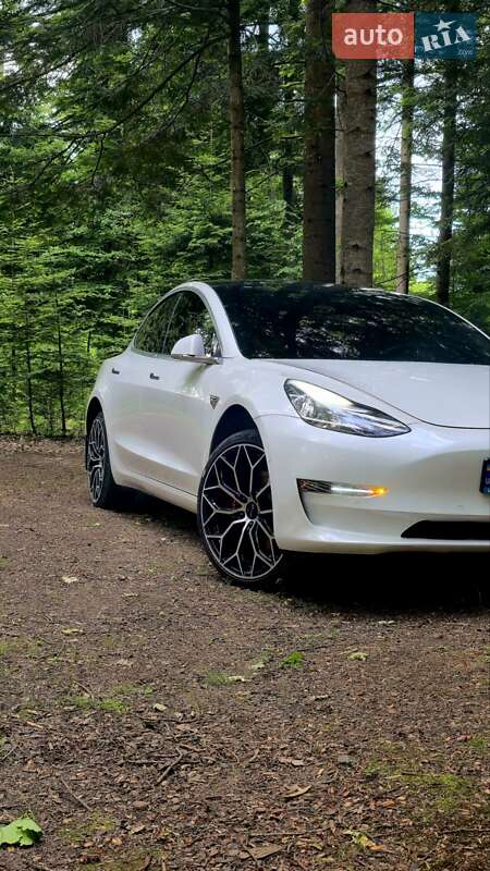 Седан Tesla Model 3 2020 в Стрию