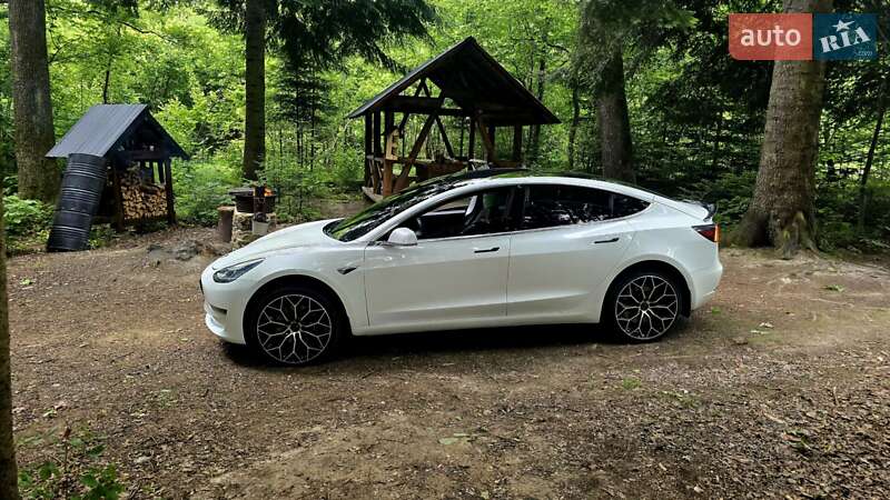 Седан Tesla Model 3 2020 в Стрию