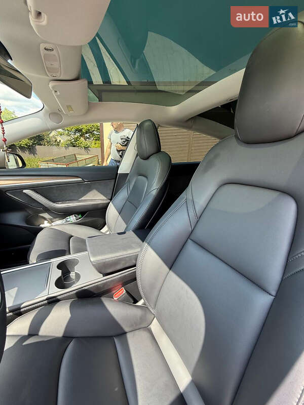 Седан Tesla Model 3 2023 в Жовкве
