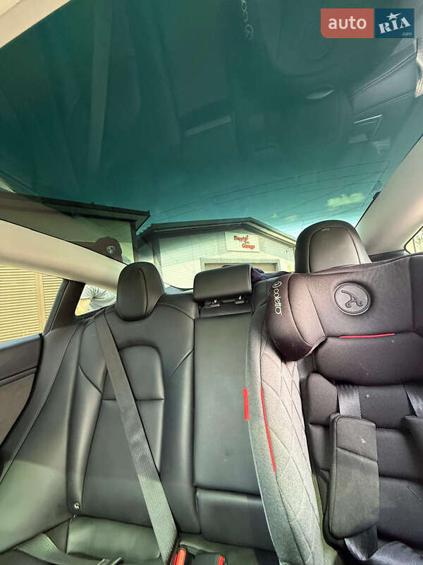 Седан Tesla Model 3 2023 в Жовкве