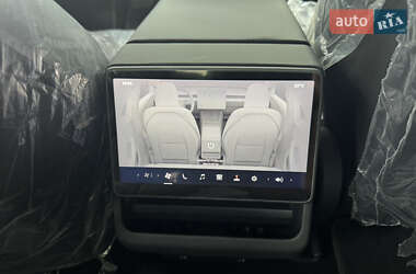 Седан Tesla Model 3 2024 в 