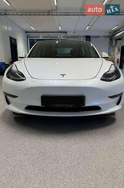 Седан Tesla Model 3 2021 в 