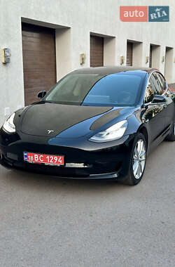 Седан Tesla Model 3 2020 в 