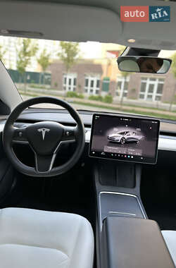Седан Tesla Model 3 2022 в 