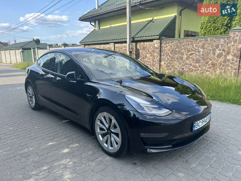 Седан Tesla Model 3 2022 в 