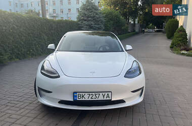 Седан Tesla Model 3 2022 в 