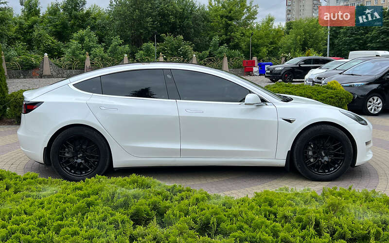 Седан Tesla Model 3 2017 в Львове
