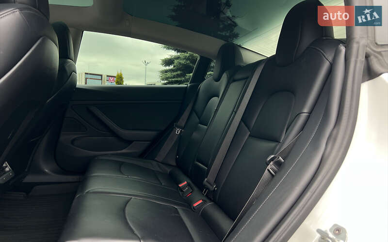 Седан Tesla Model 3 2017 в Львове