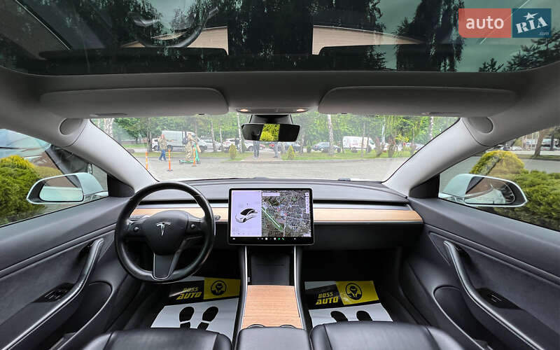 Седан Tesla Model 3 2017 в Львове