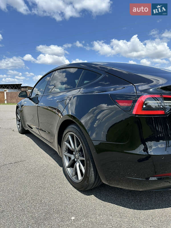 Седан Tesla Model 3 2021 в Киеве