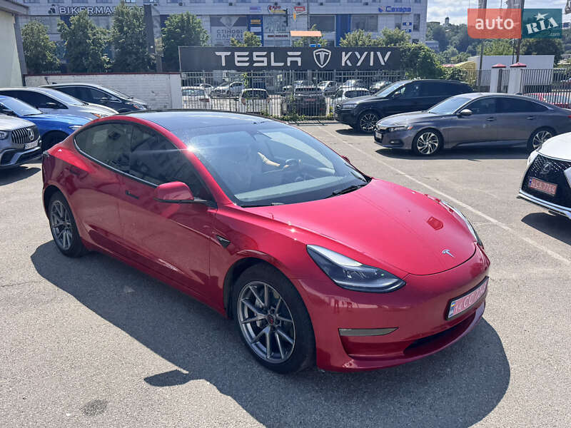 Седан Tesla Model 3 2023 в 