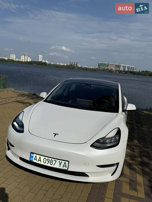 Седан Tesla Model 3 2019 в Киеве