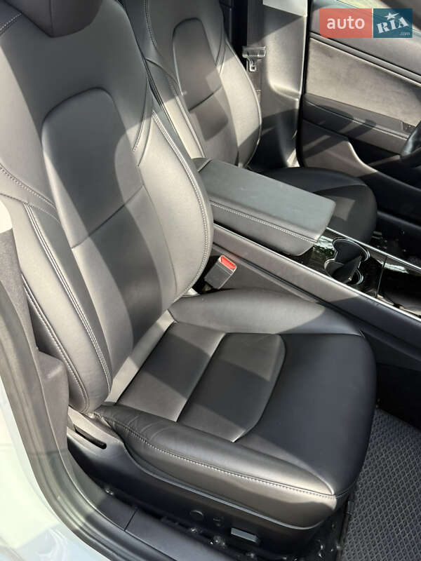 Седан Tesla Model 3 2019 в Киеве