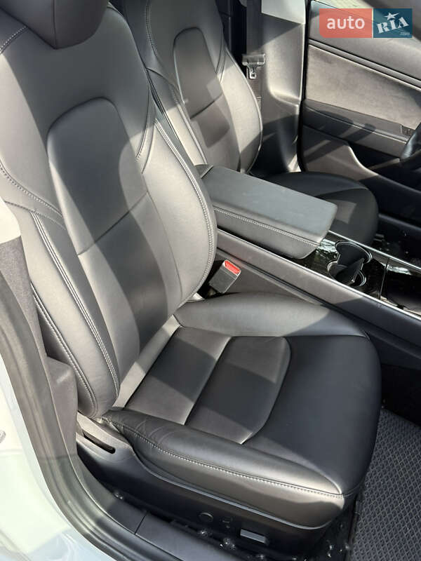 Седан Tesla Model 3 2019 в Киеве