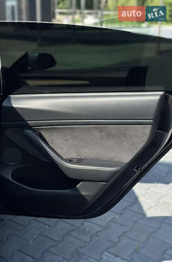 Седан Tesla Model 3 2022 в 