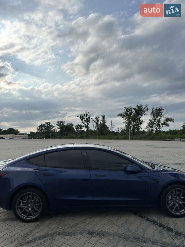 Седан Tesla Model 3 2021 в Черновцах
