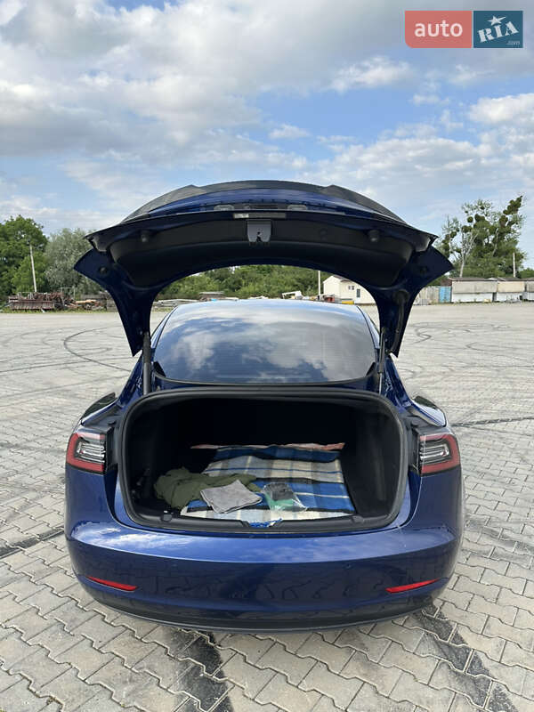 Седан Tesla Model 3 2021 в Черновцах
