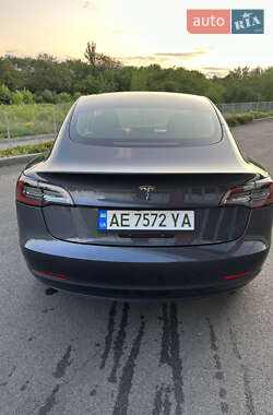Седан Tesla Model 3 2023 в 