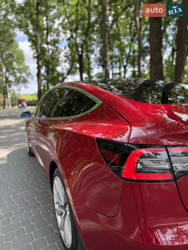 Седан Tesla Model 3 2018 в Львове