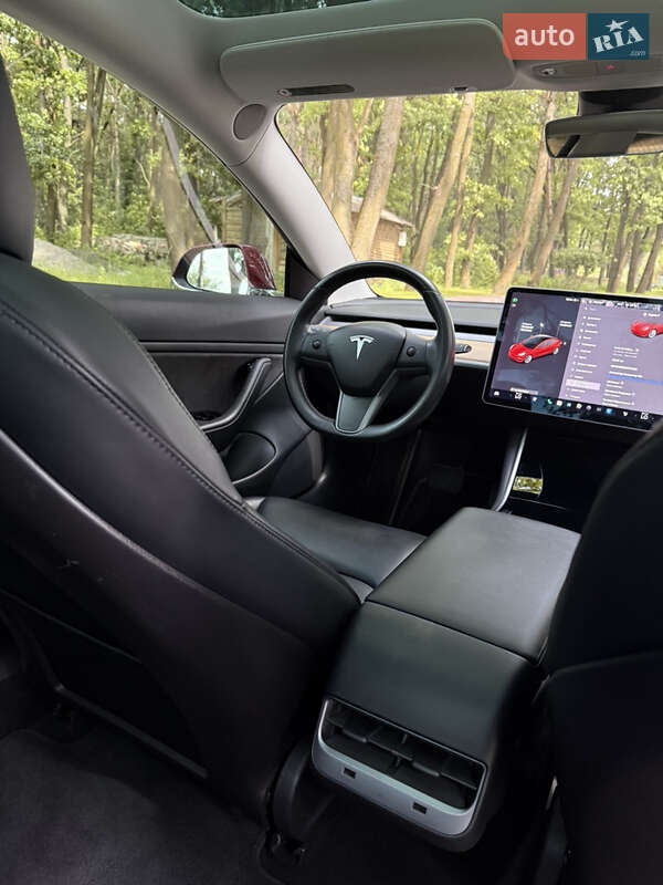 Седан Tesla Model 3 2018 в Львове