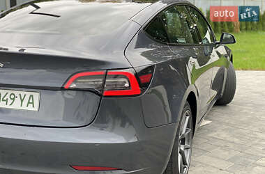 Седан Tesla Model 3 2022 в 