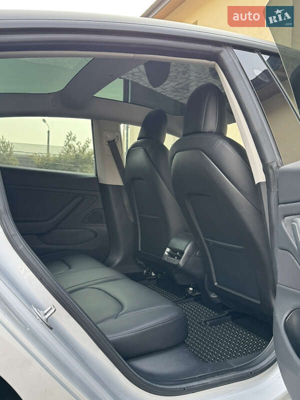 Седан Tesla Model 3 2018 в Львові