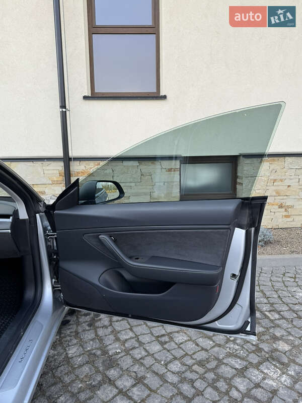 Седан Tesla Model 3 2018 в Львові