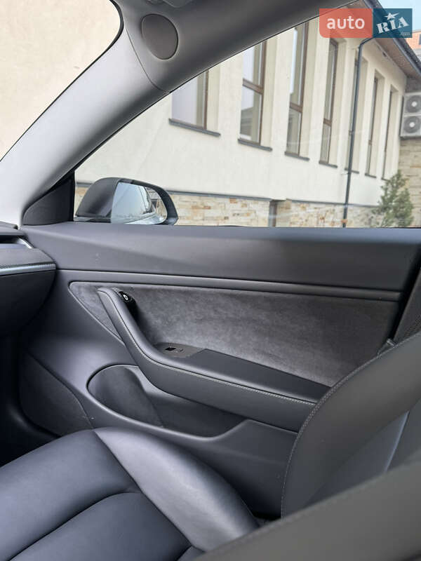 Седан Tesla Model 3 2018 в Львові